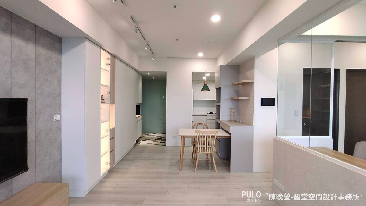 設計師為屋主細細規劃出一個22坪的高雄室內設計案例，結合了實用性與美觀，充分利用了空間，利用系統櫃提供了充足的收納空間，同時注重細節和設計感。馥堂空間設計事務所作品 - PULO裝潢平台