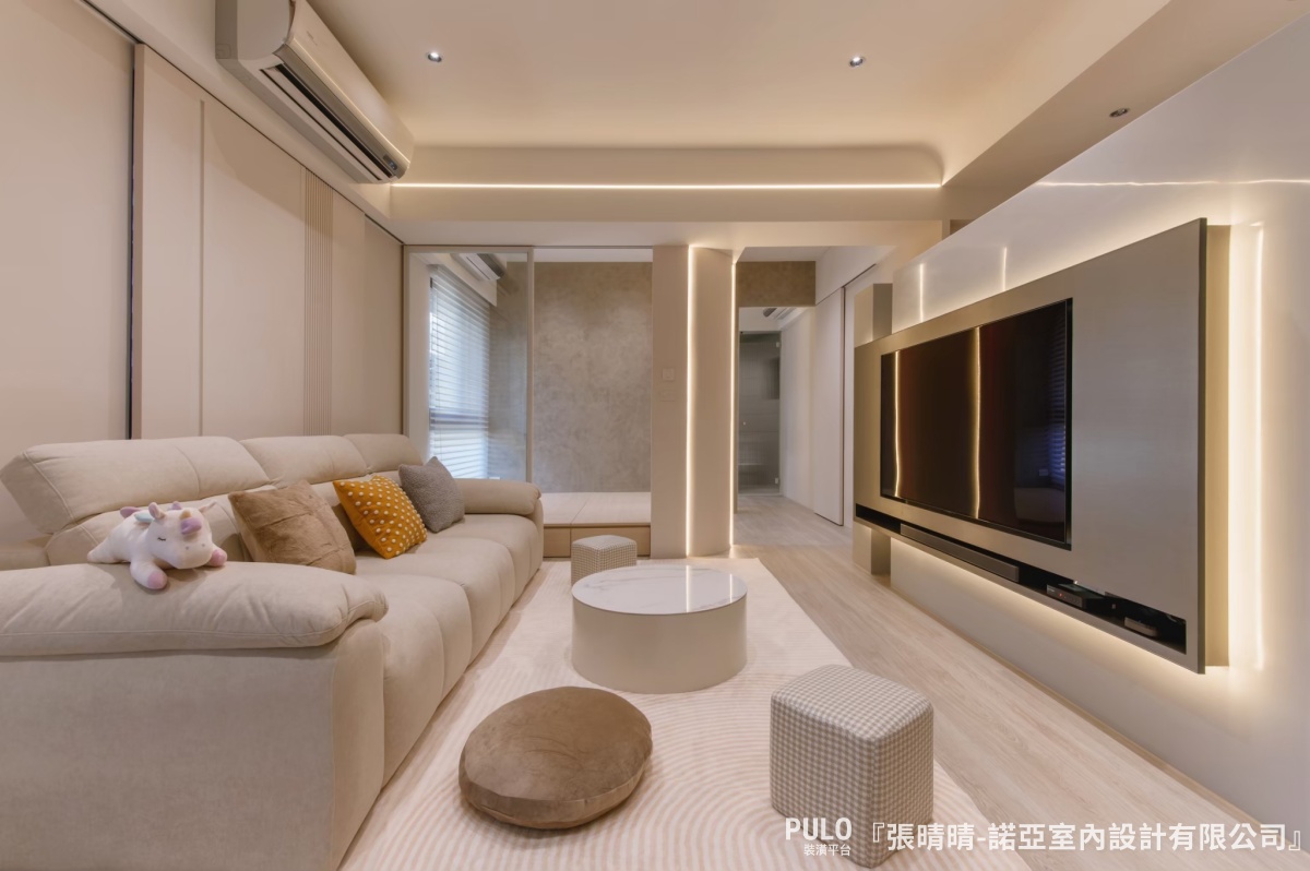 諾亞室內設計有限公司電視櫃設計 - PULO裝潢平台 內嵌電視櫃是將櫃體設計在牆面內,讓整體牆面有著平整的外觀,不僅能把凌亂的線材藏進牆內,也省去日常清理灰塵的困擾。諾亞室內設計有限公司電視櫃設計 - PULO裝潢平台