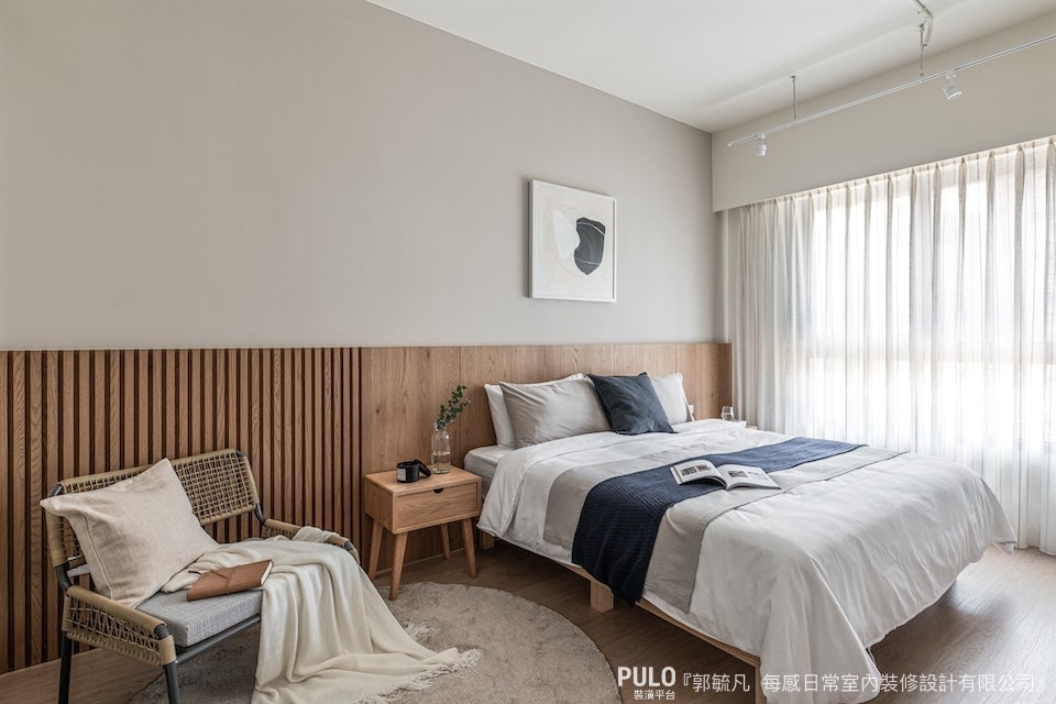 選擇利用牆面結合床頭的設計，讓頭部與壁面有多一層的距離。每感日常室內裝修設計有限公司臥室作品- PULO裝潢平台
