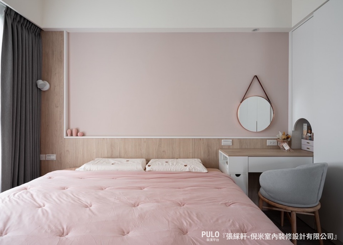 如果床邊的空間實在有限，可以直接考慮利用床頭的延伸設計，擴充床頭板深度，讓空間創造了一個方便放置手機、水杯的小地方。倪米室內裝修設計有限公司作品 - PULO裝潢平台
