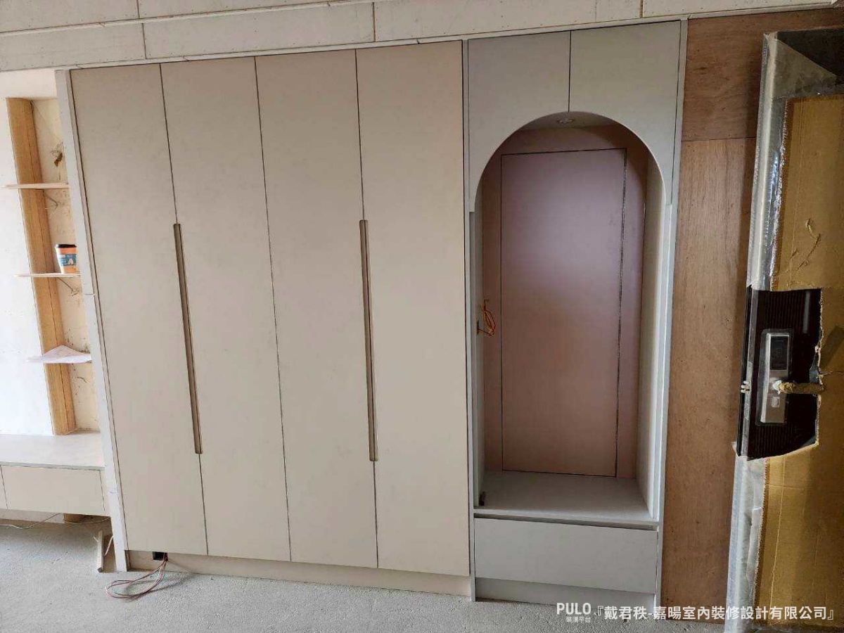 有別於常見的平釘天花板，在公共區域的轉角上，融入了多處柔和的圓弧天花板線條。-嘉暘室內裝修設計有限公司桃園室內設計 - PULO裝潢平台