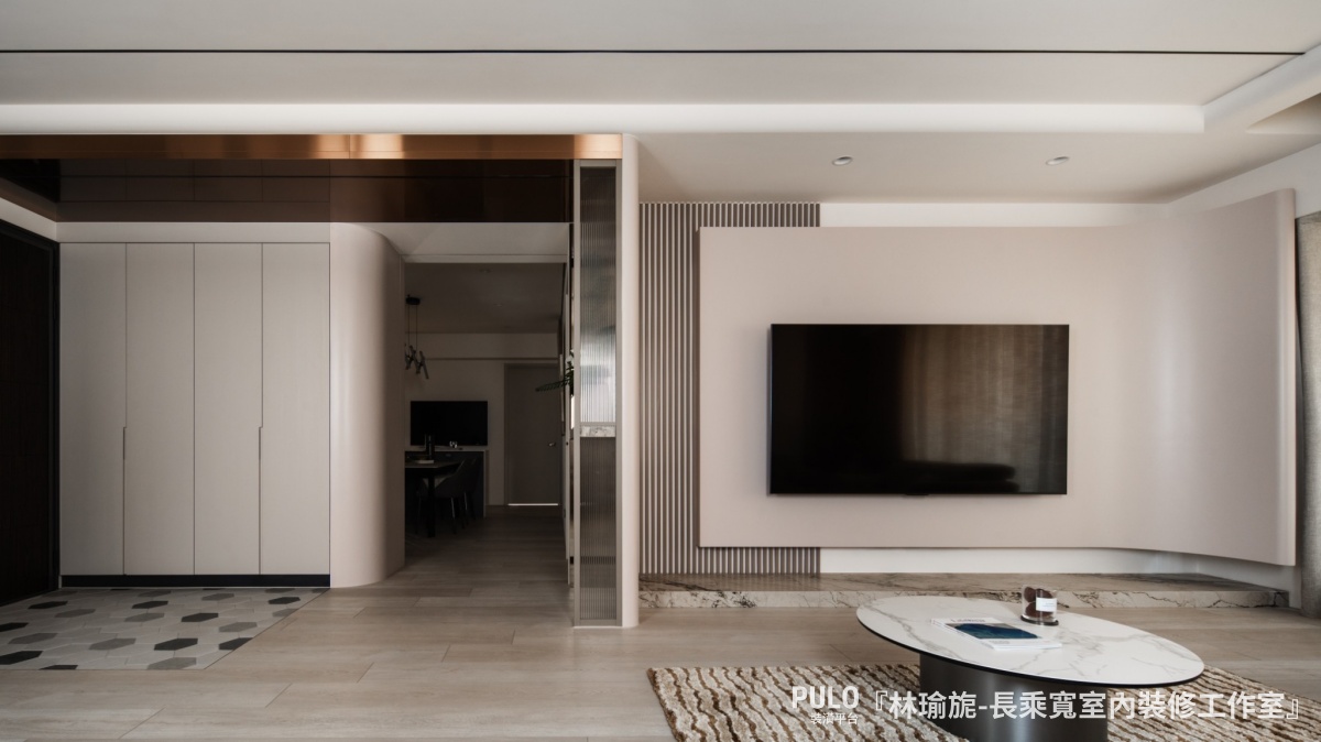 格柵尺寸建議寬度抓約90–120公分，高度可以直頂到天花版。木條間距約2–3公分，間距若抓太寬，遮蔽效果會明顯降低。-長乘寬室內裝修工作室格柵設計 - PULO裝潢平台