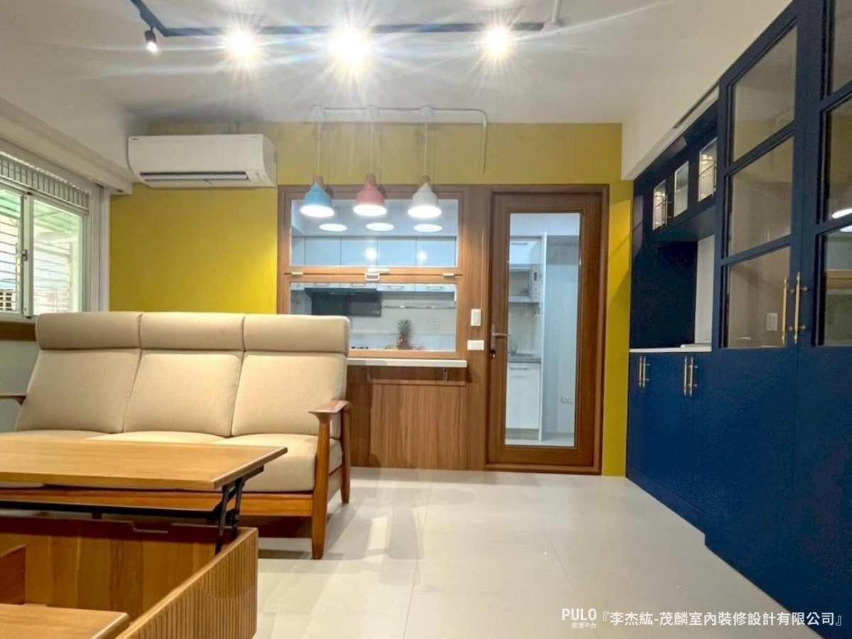 這場台北老屋翻新完工後最明顯的改變，是整間房子的色彩配置。茂麟室內裝修設計有限公司作品 - PULO裝潢平台
