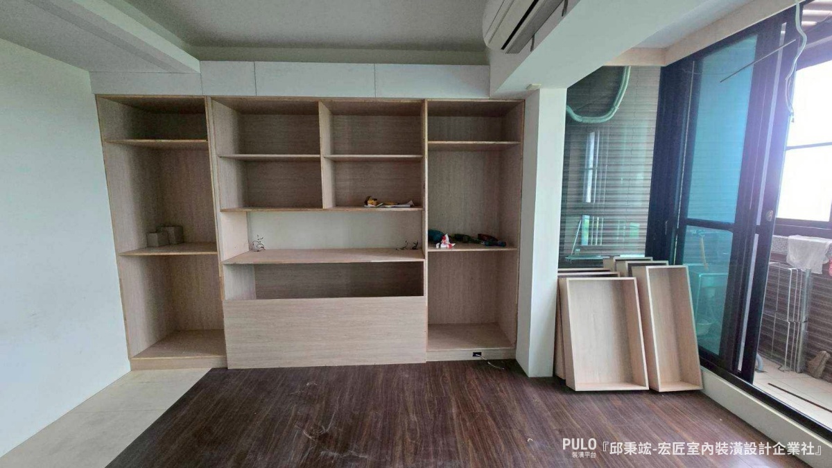 這次分享的案例來自台中木工統包師傅，屋主的三間臥室都面臨收納不足的困擾。師傅透過木作櫃體的規劃，將牆面空間充分利用，從地板做到天花板，把收納量做到最大。宏匠室內裝潢設計企業社台中木工作品 - PULO裝潢平台