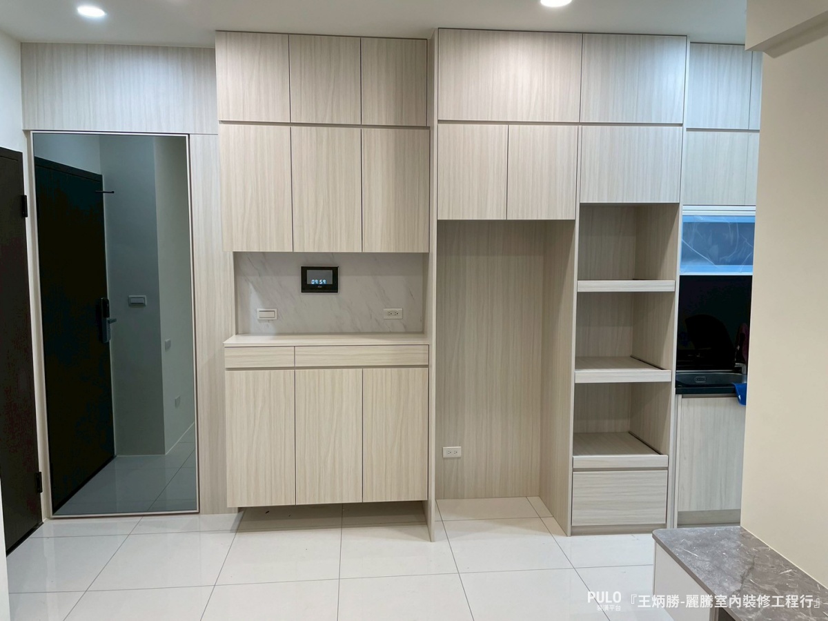 高雄木工師傅先依照格局分別繪製出3D、渲染圖，讓屋主對於裝修規劃可以更容易掌握。在客廳雖然只有一座小巧的電視櫃，但主要重點在於玄關與廚房的木作收納櫃，大幅增加置物量、完善了這個家的收納機能。-麗騰室內裝修工程行作品 - PULO裝潢平台