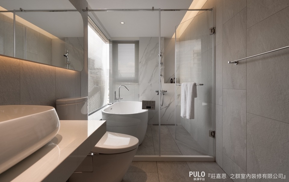 洩水坡度會建議維持在 1-2% 之內，以一個長度為 100 公分的淋浴間來看，頭尾的高度差可以調整在 1-2 公分左右。之群室內裝修有限公司乾濕分離浴室設計作品 - PULO裝潢平台