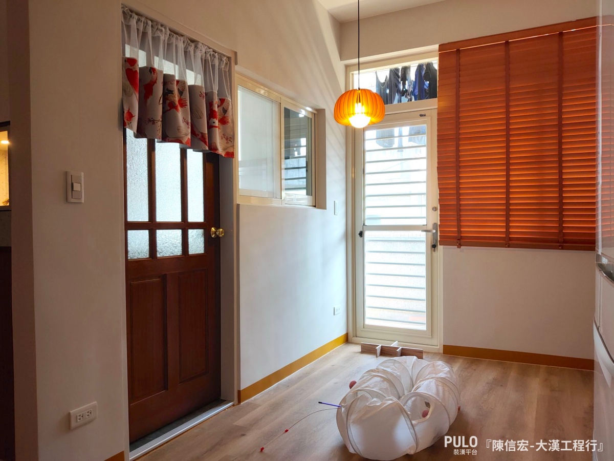 這座位於台北的27坪老屋已有約35年的歷史，屋主在老屋翻新中提出了明確的需求，包括基礎工程的全面更新、結構的強化，以及浴廁和廚房設備的升級。大漢工程行作品 - PULO裝潢平台