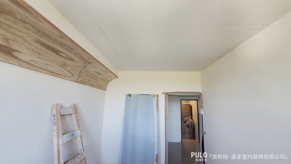 常見的平釘天花板可以巧妙地隱藏樑柱的稜稜角角，再搭配柔和的照明，營造出舒適的視覺效果。盛家室內裝修有限公司作品 - PULO裝潢平台