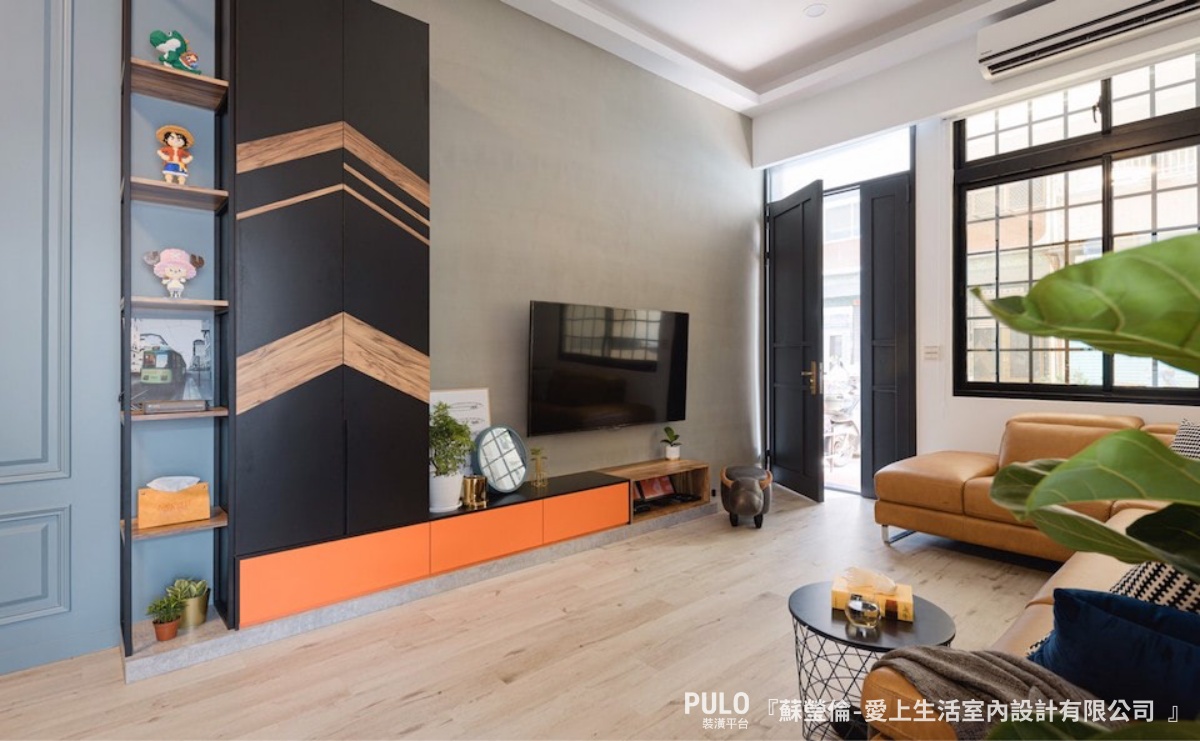 金屬層板是客廳中常見的收納層架款式，通常以木質層板搭配黑、灰、白色調的鐵件。愛上生活室內設計有限公司客廳設計作品- PULO裝潢平台