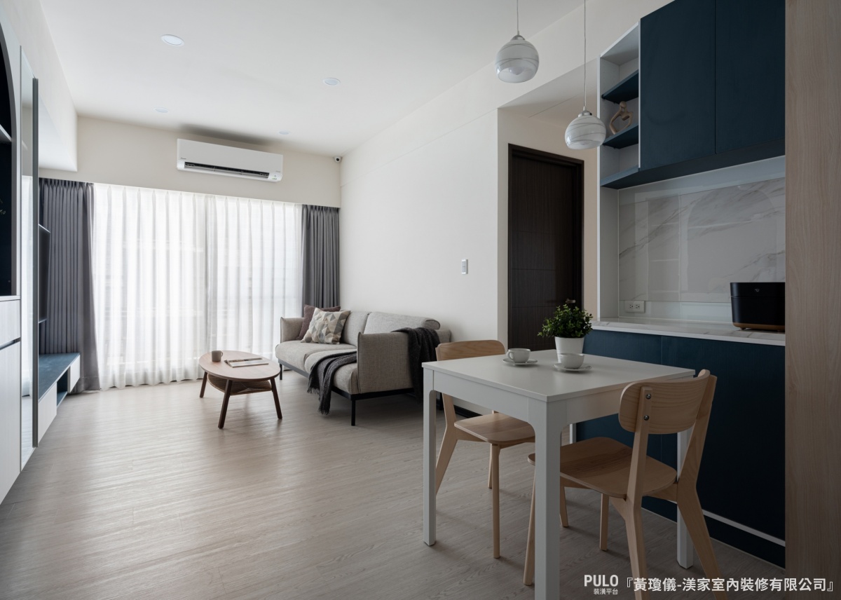 在19坪的現代風新屋內，整體以白色為主色，加上屋主喜歡的青藍色點綴，在不同空間加入合適的色調和收納機能。渼家室內裝修有限公司台中系統櫃案例 - PULO裝潢平台