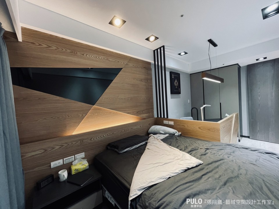 間接照明常見的裝設方式是加裝在床頭板與牆面之間，不僅增添了氛圍，柔和的燈光在睡前也能作為小夜燈使用。藝域空間設計工作室床頭作品 - PULO裝潢平台
