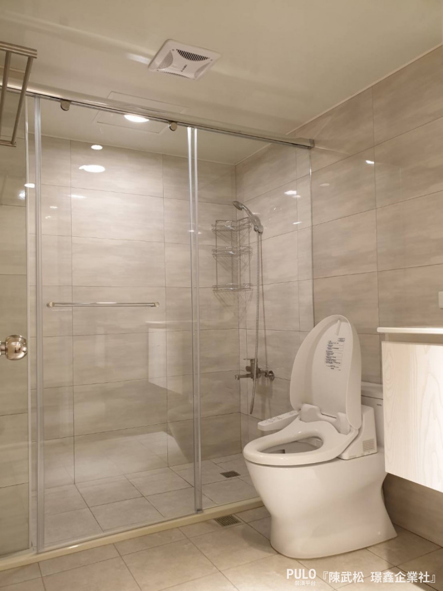 明亮的衛浴也像塊白色畫布，不論要加入哪種風格的零件或素材，都能搭配得宜。璟鑫企業社作品- PULO裝潢平台
