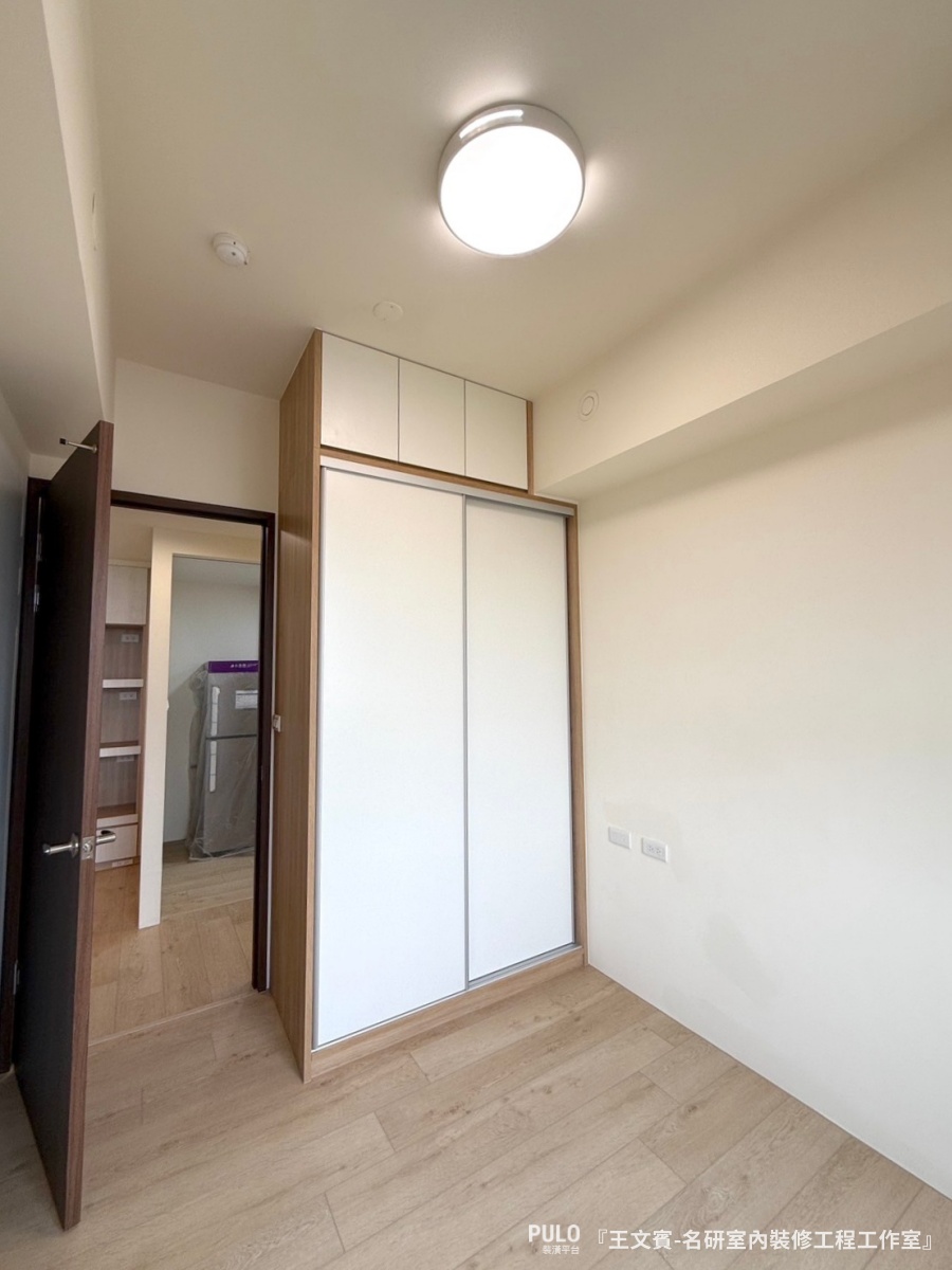 桃園系統櫃,名研室內裝修工程工作室系統櫃作品 - PULO裝潢平台 桃園系統櫃裝潢分享,次臥則用「黃金橡木」搭配「純白」門板,整體看起來比較明亮,後續換床單或家飾時也好搭配。名研室內裝修工程工作室系統櫃作品 - PULO裝潢平台