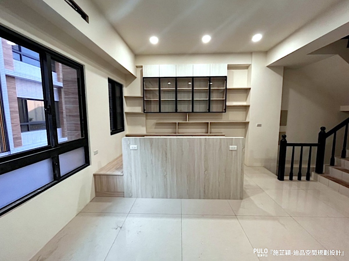 透天客廳通常樓高比較足夠，建議可以多利用垂直空間做收納規劃。迪品空間規劃設計透天客廳設計 - PULO裝潢平台
