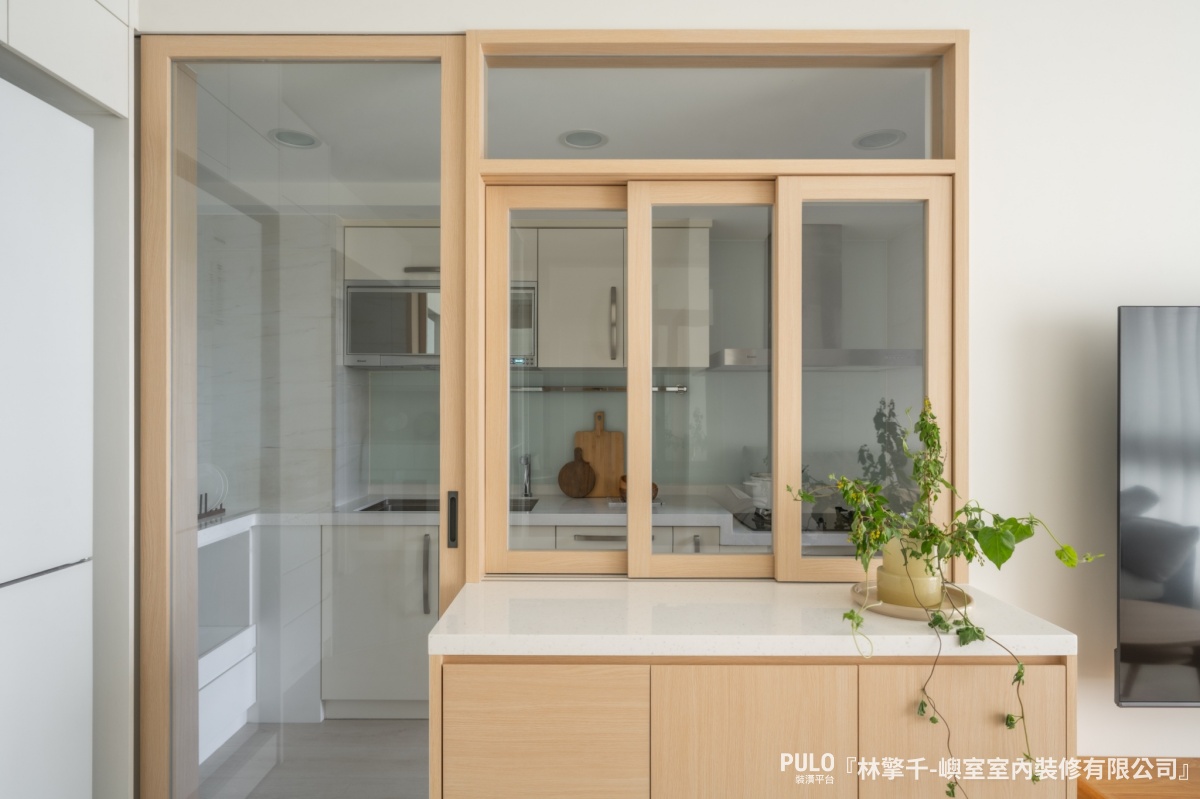使用玻璃隔間來完成半開放式的廚房設計。廚房設計 - PULO裝潢平台