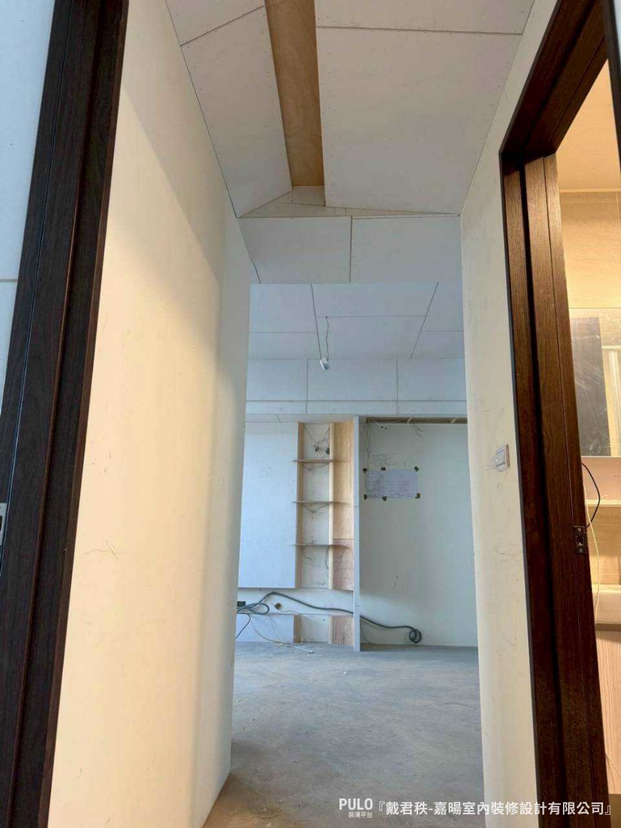 有別於常見的平釘天花板，在公共區域的轉角上，融入了多處柔和的圓弧天花板線條。-嘉暘室內裝修設計有限公司桃園室內設計 - PULO裝潢平台