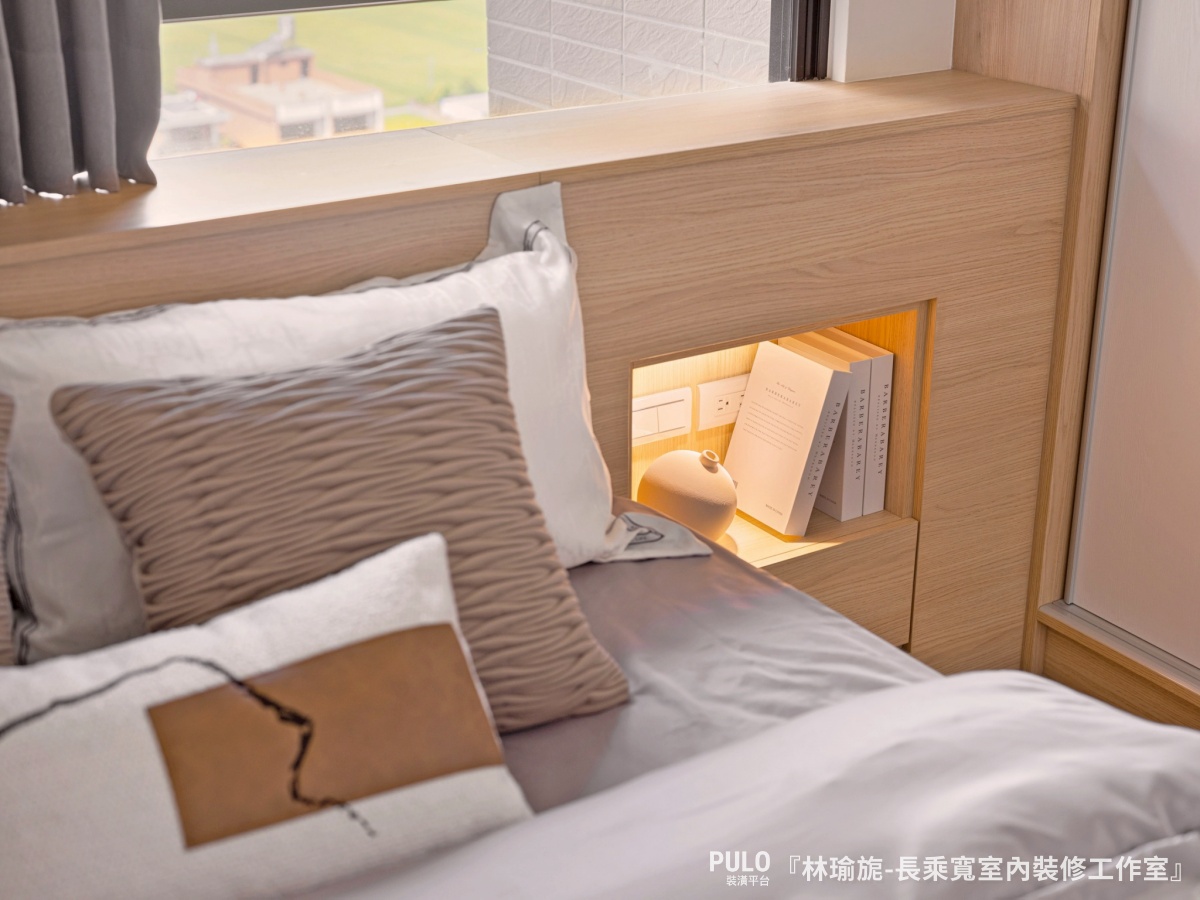 每間小房間裡都有一些「邊角區」，像是門後、書桌上方、衣櫃旁的小牆面，這些地方都很適合用來收納小物。長乘寬室內裝修工作室小房間設計- PULO裝潢平台