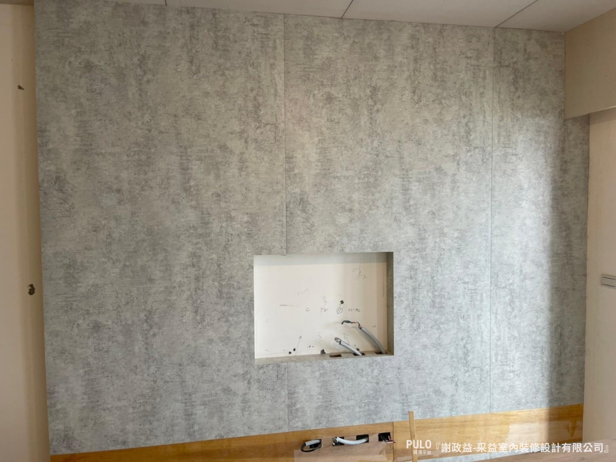 電視櫃高度、深度、尺寸要多少?4步驟了解電視櫃重點! - PULO裝潢平台 電視櫃可以利用線槽、貓道等方式將線路隱藏起來,保持客廳整潔。采益室內裝修設計有限公司電視櫃作品 - PULO裝潢平台