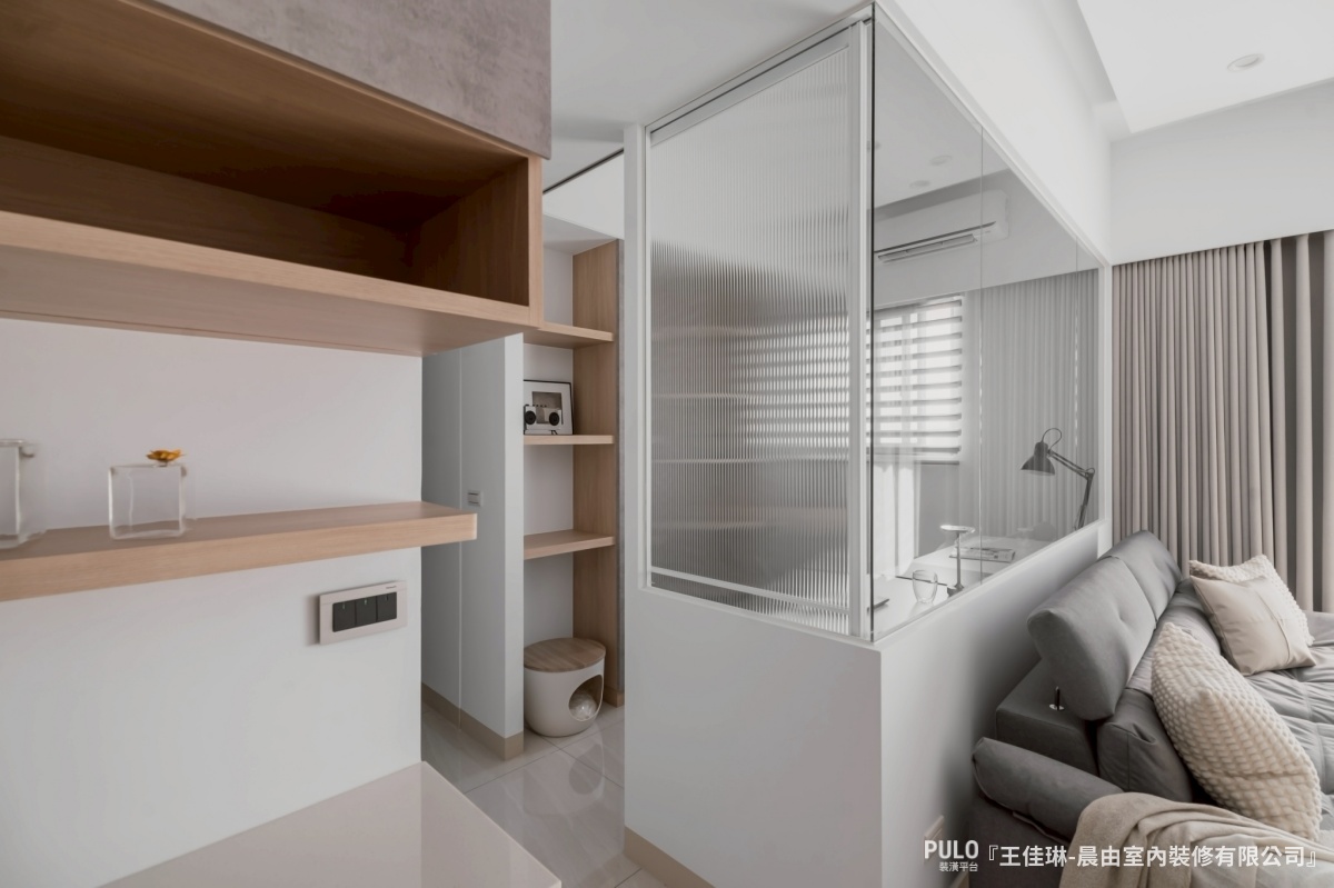 晨由室內裝修有限公司台南室內設計作品 - PULO裝潢平台 30坪台南室內設計開箱:霧白奶油風與玻璃書房,打造貓咪也愛的透光極簡宅 - 晨由室內裝修有限公司作品 - PULO裝潢平台