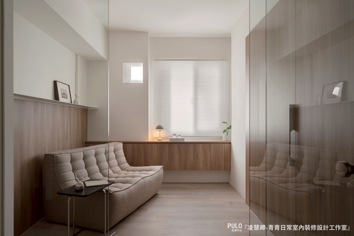 這次分享的台中老屋翻新案例，是一間屋齡近 40 年、實際只有 14.3 坪的台中中古屋，在設計師的巧思下，不只改善了採光與動線，也讓原本對裝潢毫無頭緒的屋主，真正住進了自己理想中的生活樣貌。-青青日常室內裝修設計工作室台中室內設計作品 - PULO裝潢平台