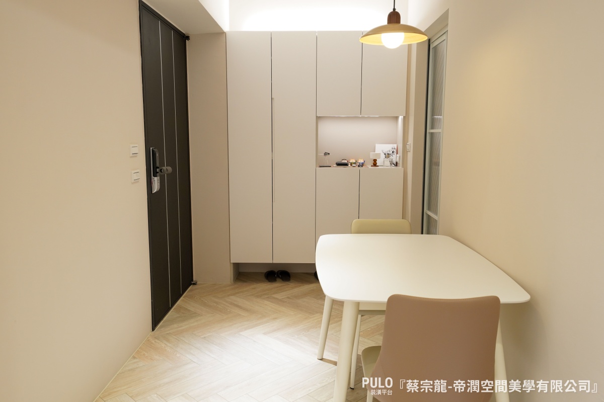 台中室內裝修開箱:18坪新屋化身法式奶油風小宅,輕裝潢就很有感!帝潤空間美學有限公司設計作品 - PULO裝潢平台 這則台中室內裝修案例是18坪的新成屋,整體預算約40至50萬,雖然工程項目不多,但透過木作天花板、造型電視牆與收納設計,讓整體空間在簡潔中多了幾分層次感與生活氛圍。帝潤空間美學有限公司設計作品 - PULO裝潢平台