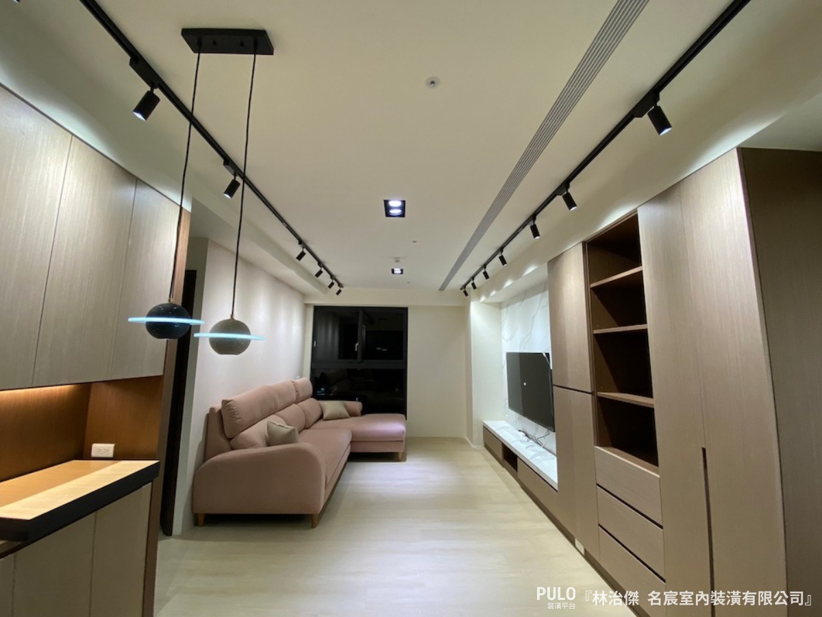 因客廳天花板的主要線路大多設置在中間，在架設軌道燈前切記要確定好燈具的位置及長度。名宸室內裝潢有限公司作品- PULO裝潢平台