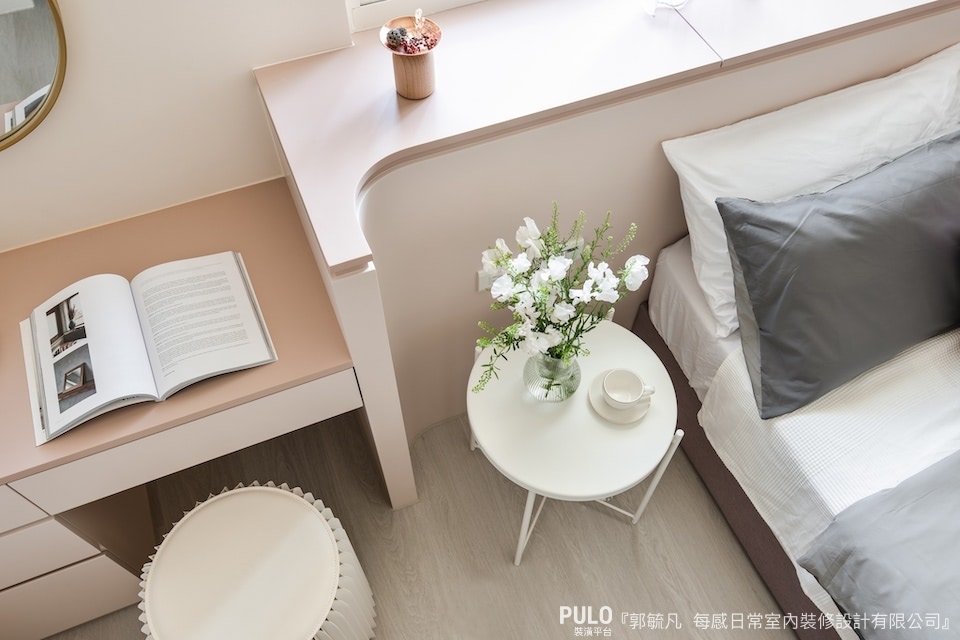 最簡約的做法，就是將床頭片加寬、加厚，讓片板的上方有放置物品的空間。每感日常室內裝修設計有限公司床頭作品 - PULO裝潢平台