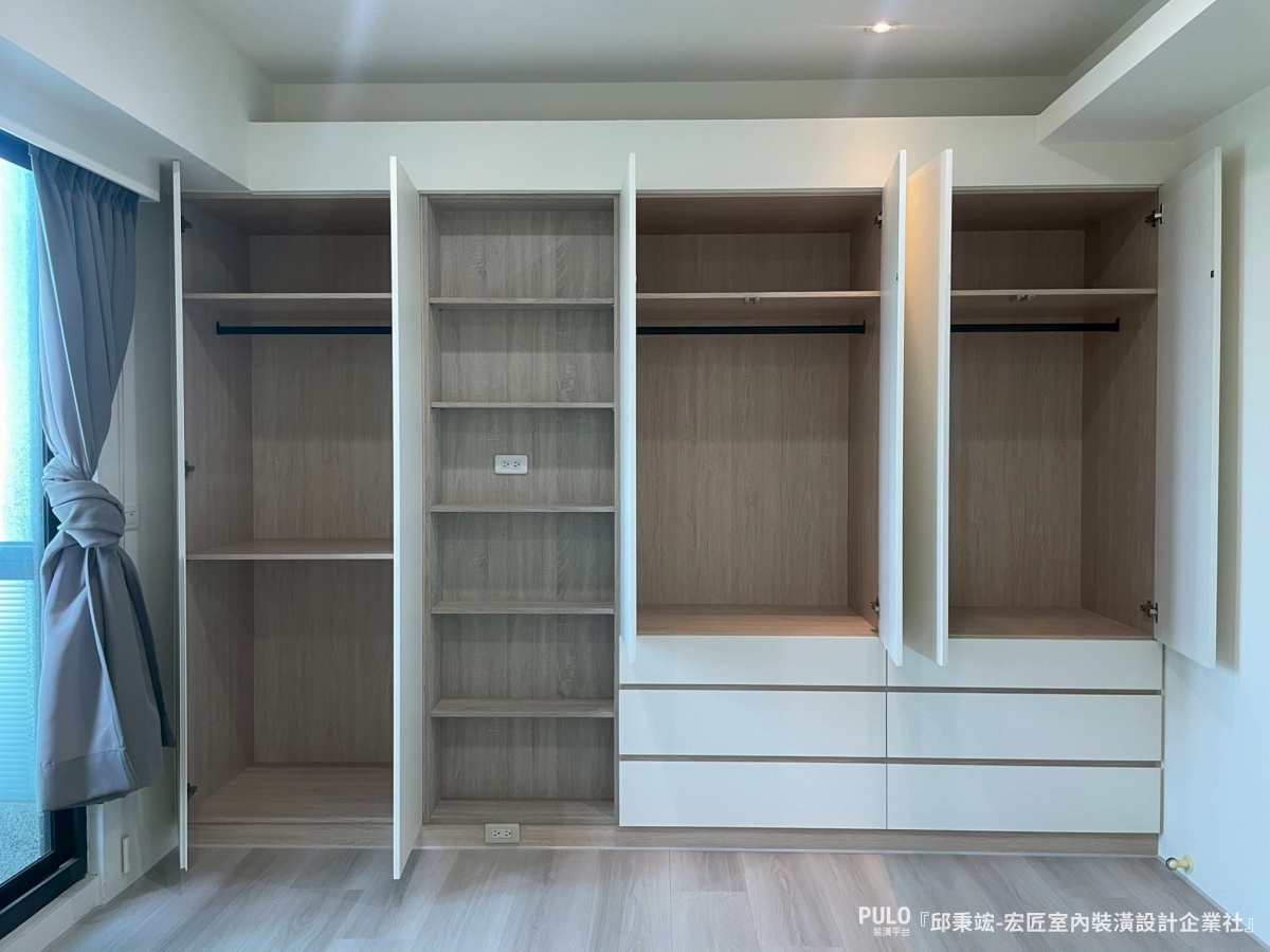 這次分享的案例來自台中木工統包師傅，屋主的三間臥室都面臨收納不足的困擾。師傅透過木作櫃體的規劃，將牆面空間充分利用，從地板做到天花板，把收納量做到最大。宏匠室內裝潢設計企業社台中木工作品 - PULO裝潢平台