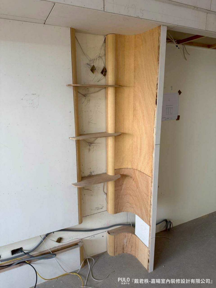 有別於常見的平釘天花板，在公共區域的轉角上，融入了多處柔和的圓弧天花板線條。-嘉暘室內裝修設計有限公司桃園室內設計 - PULO裝潢平台