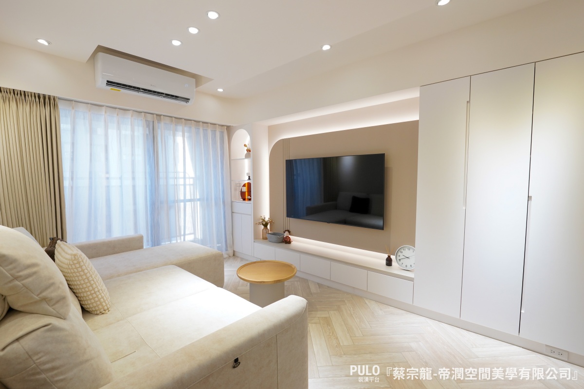 台中室內裝修開箱:18坪新屋化身法式奶油風小宅,輕裝潢就很有感!帝潤空間美學有限公司設計作品 - PULO裝潢平台 這則台中室內裝修案例是18坪的新成屋,整體預算約40至50萬,雖然工程項目不多,但透過木作天花板、造型電視牆與收納設計,讓整體空間在簡潔中多了幾分層次感與生活氛圍。帝潤空間美學有限公司設計作品 - PULO裝潢平台