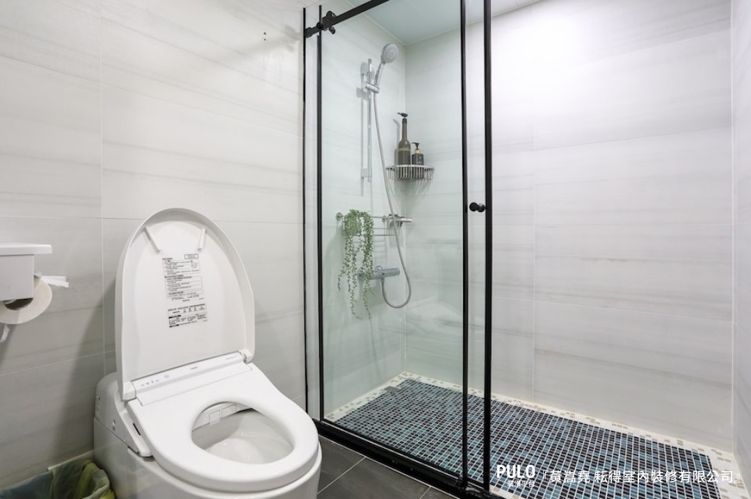 一般衛浴的馬桶大約在寬 40 公分× 深 70 公分左右，而馬桶前方大約需要預留 60 公分以上，才有足夠的活動空間，如廁時才會較為舒適便利。耘得室內裝修有限公司浴室設計作品 - PULO裝潢平台