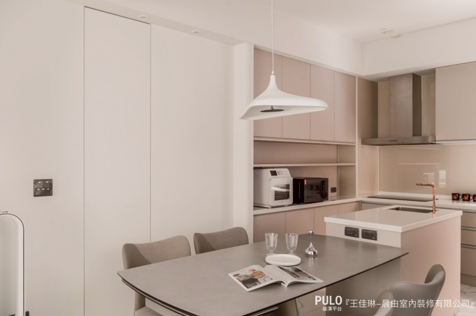 深度與散熱： 電器櫃深度建議預留 60 公分。電器左右與後方應至少各預留 5 公分的空間，上方則建議保留 10-15 公分 供熱氣排出。晨由室內裝修有限公司電器櫃設計 - PULO裝潢平台