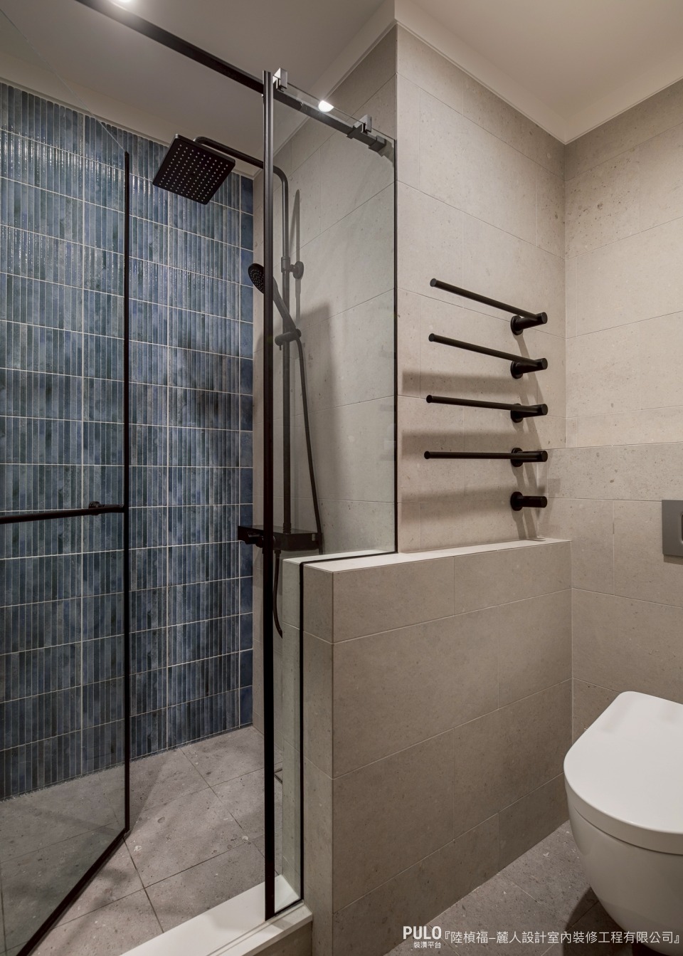 橫拉門：最省空間，適合小坪數浴室磁磚鋪設範圍有限的空間，不用擔心開門打到馬桶或洗手台。麓人設計室內裝修工程有限公司廁所尺寸設計 - PULO裝潢平台