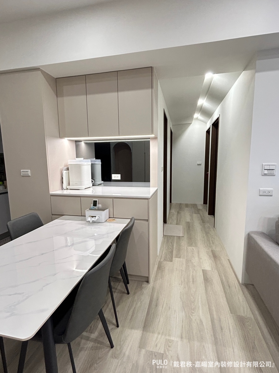 有別於常見的平釘天花板，在公共區域的轉角上，融入了多處柔和的圓弧天花板線條。-嘉暘室內裝修設計有限公司桃園室內設計 - PULO裝潢平台