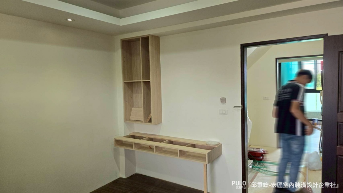 這次分享的案例來自台中木工統包師傅，屋主的三間臥室都面臨收納不足的困擾。師傅透過木作櫃體的規劃，將牆面空間充分利用，從地板做到天花板，把收納量做到最大。宏匠室內裝潢設計企業社台中木工作品 - PULO裝潢平台