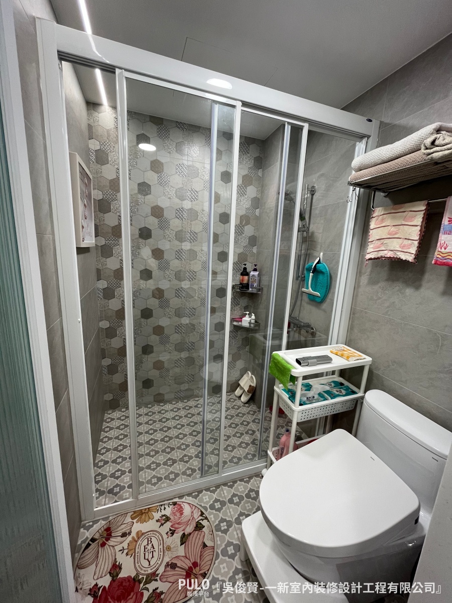 如果家中的浴室空間有限，可以考慮使用橫拉式門片，除了減少開門需要佔用的空間，同時不會影響浴室的動線。一新室內設計工程有限公司作品 - PULO裝潢平台