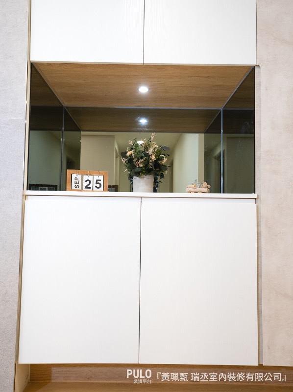 以簡約的電視櫃作為客廳主要收納區，不作過多的收納櫃體，選擇將更多的空間留給色彩及傢飾點綴，任憑客廳空間成為家中最美的畫布。瑞丞室內裝修有限公司木作裝潢作品 - PULO裝潢平台