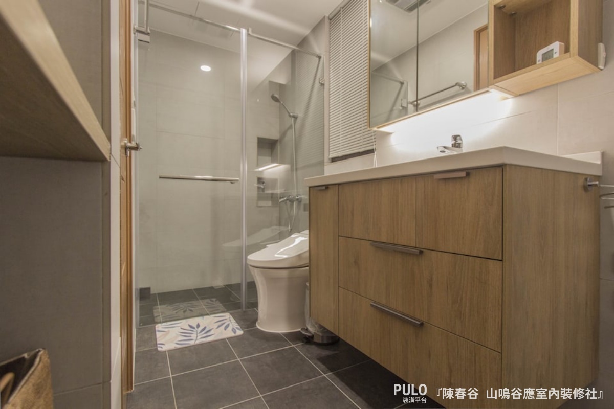 如果衛浴空間有限、或是浴室面積較小，建議挑選「內推式」的門片，不僅可以節省活動空間，同時也能避免水珠滴到乾區的地面。山鳴谷應空間設計社淋浴門作品 - PULO裝潢平台