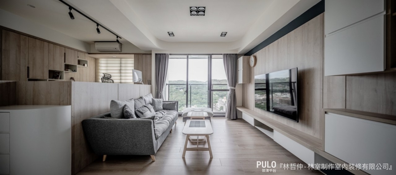 在開放式格局中，最常見的就是以沙發高度的木作半牆，作為前後兩個不同用途空間的區隔，讓整體的空間不僅可以相通共用，讓客廳的使用效果加倍放大。林室制作室內裝修有限公司作品- PULO裝潢平台