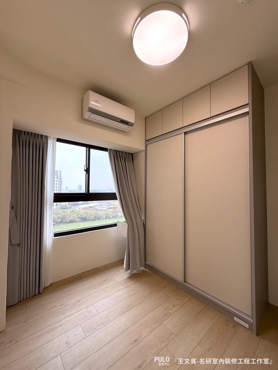 桃園系統櫃,名研室內裝修工程工作室系統櫃作品 - PULO裝潢平台 桃園系統櫃裝潢分享,主臥衣櫃櫃體選用「布紋灰」,門板搭配「米布織」,顏色偏中性,適合臥室氛圍。名研室內裝修工程工作室系統櫃作品 - PULO裝潢平台