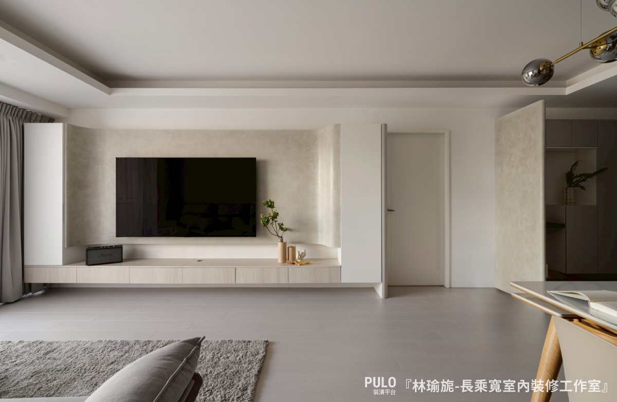 長乘寬室內裝修工作室小坪數電視牆設計 - PULO裝潢平台 特殊塗料電視牆(司曼特漆、礦物漆)表面帶有手作感與自然紋理,適合希望呈現柔和氛圍的牆面,在小空間也比較不會顯得厚重。長乘寬室內裝修工作室小坪數電視牆設計 - PULO裝潢平台