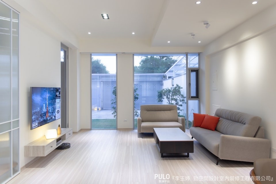 由於平釘天花板會降低10公分左右的屋高，因此建議先確認好房屋的淨高度，衡量是否適合這樣的天花板作法，避免空間變矮而感到壓迫。另外，維修孔亦是施作時須與木工師傅溝通確認的重要環節，方便入住後的日常維護。勁空間設計室內裝修工程有限公司裝潢作品 - PULO裝潢平台