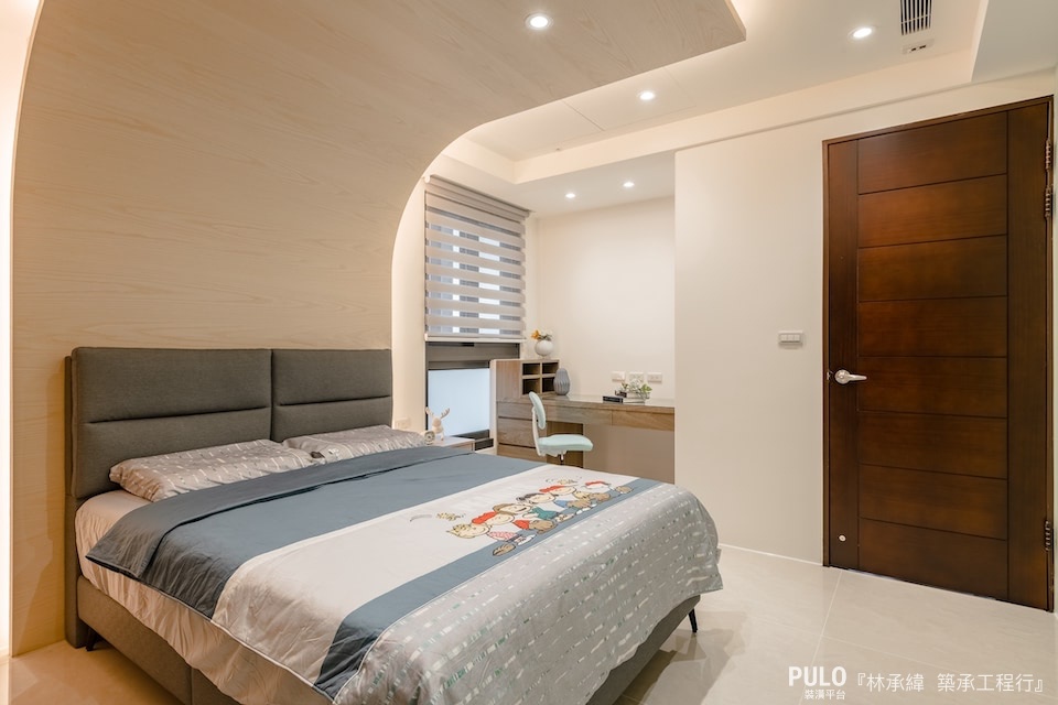 建議可以將床頭板設計向天花板延伸，配上弧型無角線條。築承工程行木作裝潢 - PULO裝潢平台