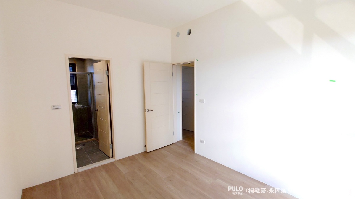 永固麗室內裝修工程有限公司桃園室內設計作品 - PULO裝潢平台 屋主夫妻希望新家能兼顧孩子的成長與日常生活,因此設計師以系統櫃作為主要規劃,從玄關到臥室都提供通族的收納空間。-永固麗室內裝修工程有限公司桃園室內設計作品 - PULO裝潢平台