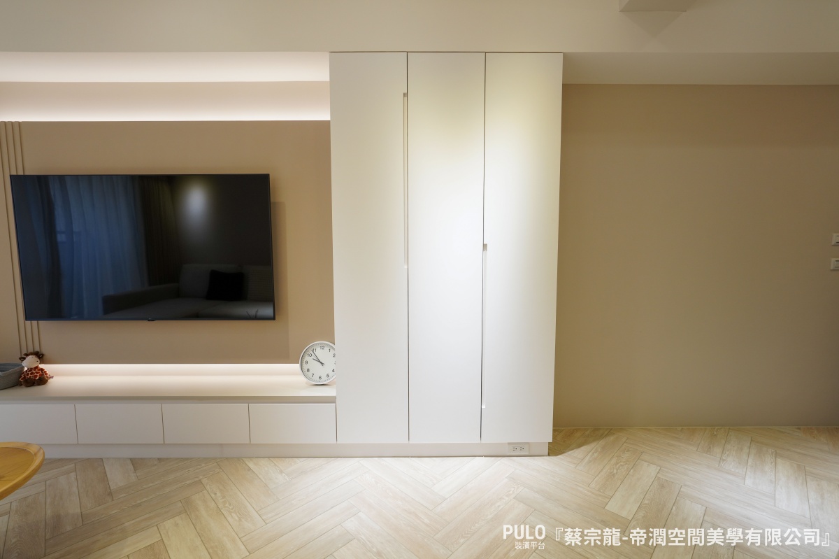 台中室內裝修開箱:18坪新屋化身法式奶油風小宅,輕裝潢就很有感!帝潤空間美學有限公司設計作品 - PULO裝潢平台 這則台中室內裝修案例是18坪的新成屋,整體預算約40至50萬,雖然工程項目不多,但透過木作天花板、造型電視牆與收納設計,讓整體空間在簡潔中多了幾分層次感與生活氛圍。帝潤空間美學有限公司設計作品 - PULO裝潢平台