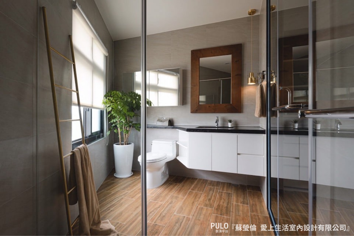 以木質浴櫃或是木紋磚作為浴室設計的基底，讓自然靜謐的韻味延伸出去。愛上生活室內設計有限公司作品- PULO裝潢平台