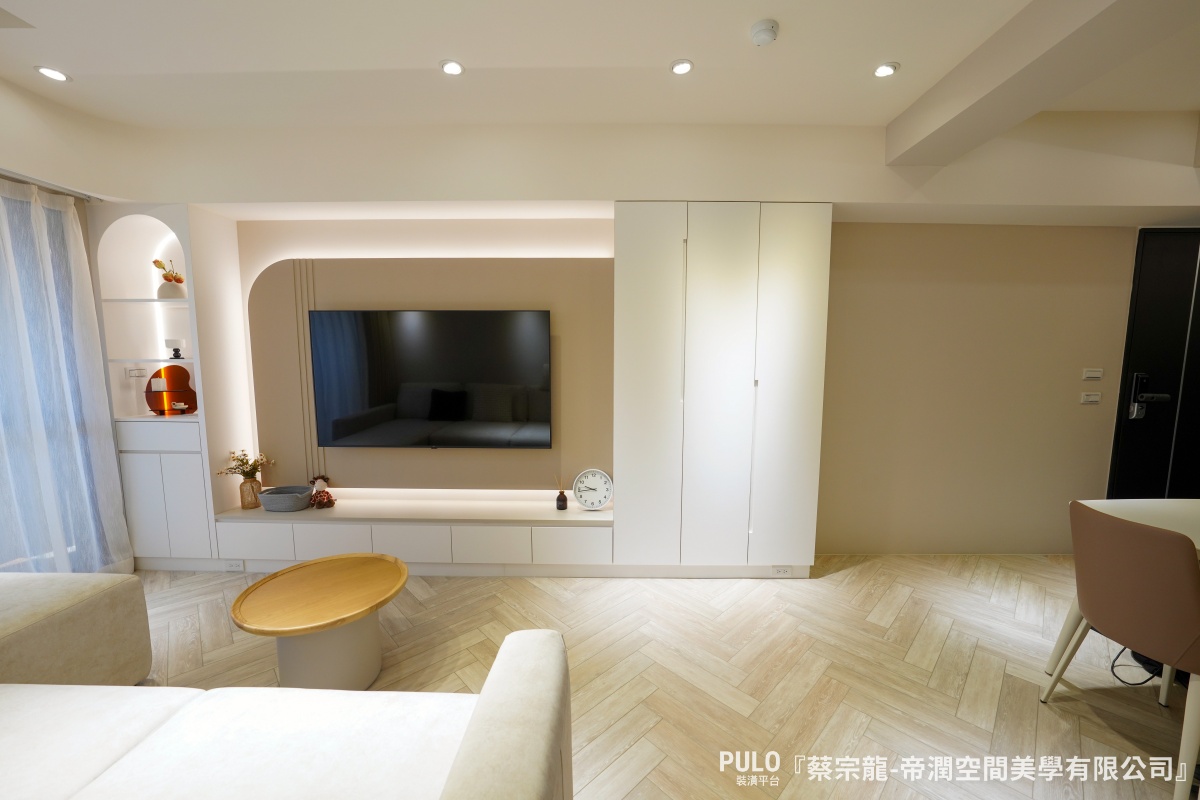 以法式奶油風為重點，這間位在台中的18坪新成屋，以輕裝潢的方式來規劃收納機能，在有限預算內達到風格與機能都完善的空間。帝潤空間美學有限公司台中系統櫃案例 - PULO裝潢平台
