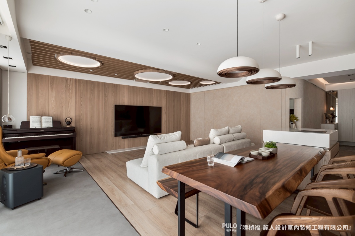 格柵尺寸建議寬度抓約90–120公分，高度可以直頂到天花版。木條間距約2–3公分，間距若抓太寬，遮蔽效果會明顯降低。-麓人設計室內裝修工程有限公司格柵設計 - PULO裝潢平台