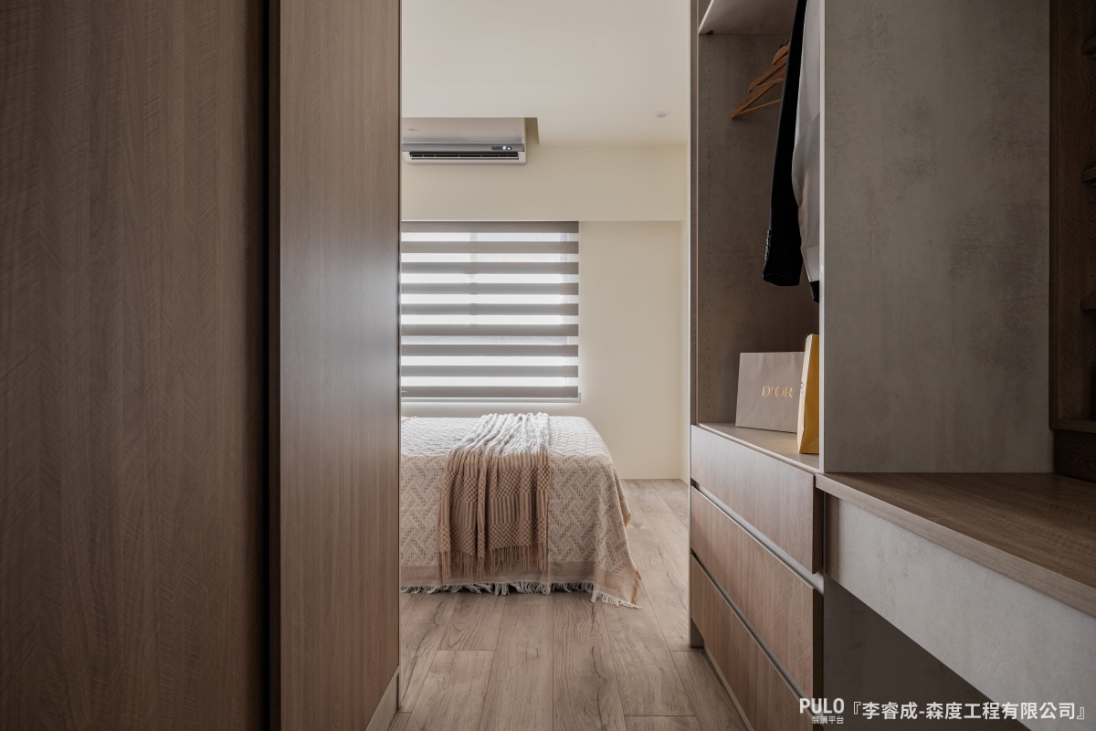 這間23坪的新成屋走的是簡約路線，客廳與玄關的系統櫃使用水泥紋板材為基底，搭配部分木紋色板材，讓空間看起來清爽，又多了一點溫潤感。森度工程有限公司台中系統櫃案例 - PULO裝潢平台