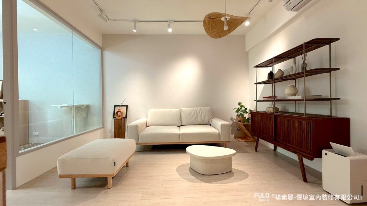 矮沙發、細腳餐椅、可移動邊几，比厚重沙發更適合無印風小宅。重量感降下來，空間就不會塞得滿滿的。儷境室內裝修有限公司無印風裝潢 - PULO裝潢平台
